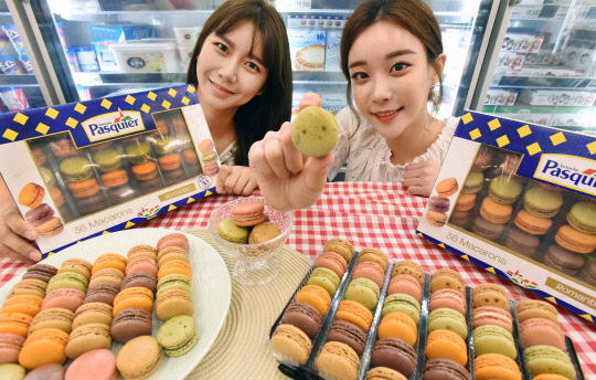 홈플러스가 프랑스에서 직접 들여온 대용량 마카롱 '파스퀴에 마카롱(36입·1만9900원)'을 전국 홈플러스 스페셜 매장에서 단독 판매한다. 23일 홈플러스 스페셜 서울 목동점에서 모델들이 대용량 마카롱을 선보이고 있다. <홈플러스 제공>